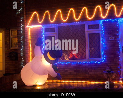 La parte anteriore di una casa in Inghilterra, sontuosamente adornati con decorazioni di Natale. Foto Stock