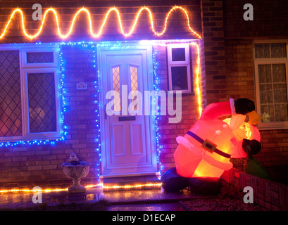 La parte anteriore di una casa in Inghilterra, sontuosamente adornati con decorazioni di Natale. Foto Stock