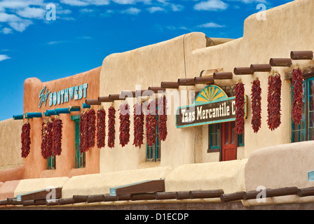 Ristras di pepe rosso chilis a edifici adobe a Plaza a Taos, Nuovo Messico, STATI UNITI D'AMERICA Foto Stock