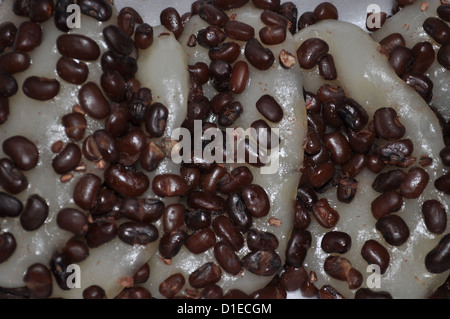 Mochi, Giapponese gommoso dolce dolce preparato con riso, zucchero,  glucosio, albume d'uovo, polvere, l'acqua dolce di fagioli azuki Foto stock  - Alamy