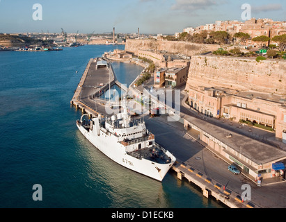 La mattina presto il sole scalda i bastioni di Valletta, Malta e la visita di French Naval Hydrographic survey Laperouse nave Foto Stock