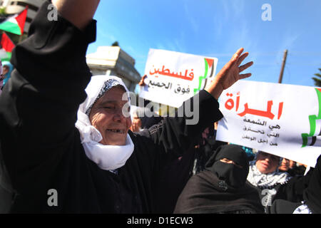 Dic. 18, 2012 - Gaza City, nella Striscia di Gaza - Le donne palestinesi chant slogan durante una manifestazione di protesta chiamando per l unità e per la fine delle divisioni interne. (Credito Immagine: © Majdi Fathi/immagini APA/ZUMAPRESS.com) Foto Stock