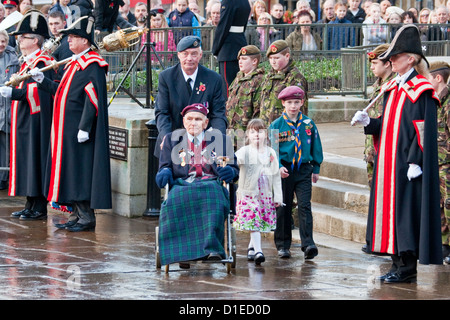 Veterano con i nipoti dopo la posa la sua corona, Giorno del Ricordo Parade, Preston, Lancashire, 11 novembre 2012 Foto Stock