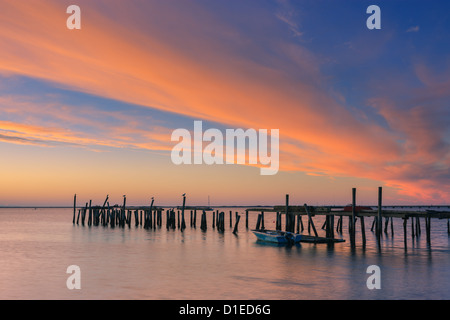 Sunrise sopra il vecchio jety in a Provincetown a nord di Cape Cod, Massachusetts Foto Stock