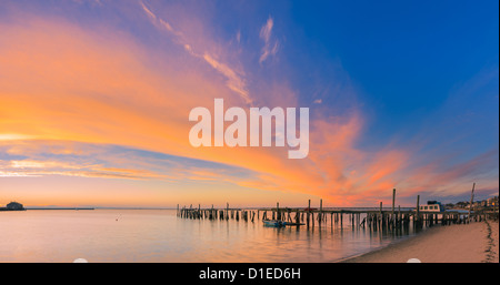 Sunrise sopra il vecchio jety in a Provincetown a nord di Cape Cod, Massachusetts Foto Stock