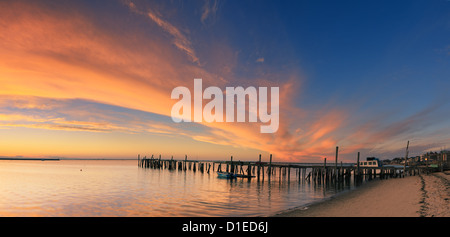 Sunrise sopra il vecchio jety in a Provincetown a nord di Cape Cod, Massachusetts Foto Stock