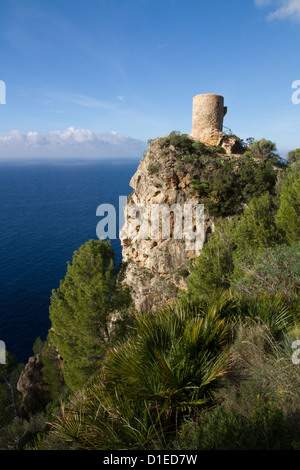 Torre di avvistamento guardando oltremare 'Mirador de Ses anime' Tramuntana maiorca isole baleari Spagna mediterraneo Foto Stock