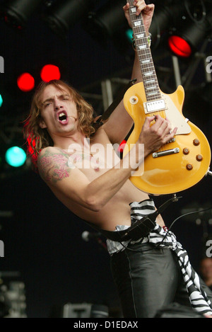 Guilfest 2003 Le tenebre Guilfest 2003 Le tenebre Justin Hawkins Foto Stock