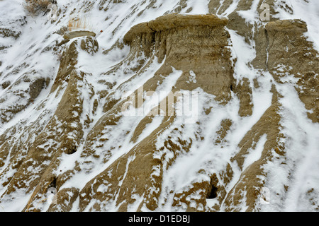 Erosi bentonite pendenza con neve fresca, Theodore Roosevelt NP (Sud), il Dakota del Nord, STATI UNITI D'AMERICA Foto Stock