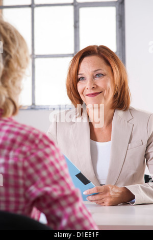 Apprendista e testa femmina avente un colloquio di lavoro Foto Stock