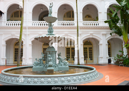 Fontana con il bianco classico edificio in stile coloniale su sfondo, Singapore Foto Stock