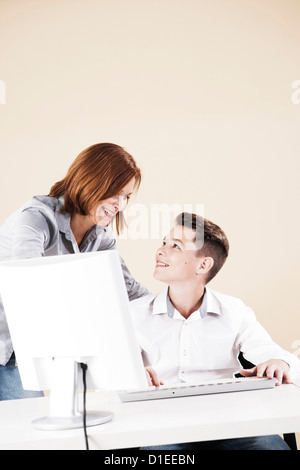 Ragazzo adolescente avente un colloquio di lavoro Foto Stock