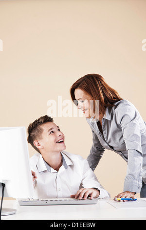 Ragazzo adolescente avente un colloquio di lavoro Foto Stock