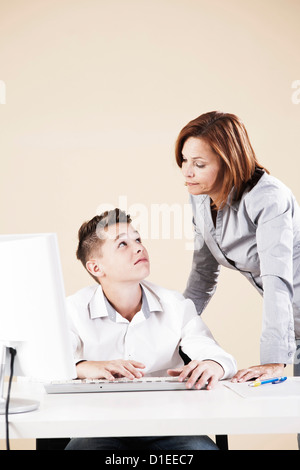 Ragazzo adolescente avente un colloquio di lavoro Foto Stock