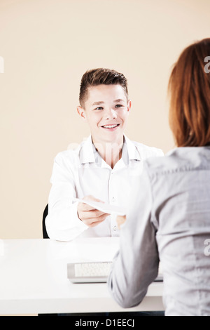 Ragazzo adolescente avente un colloquio di lavoro Foto Stock