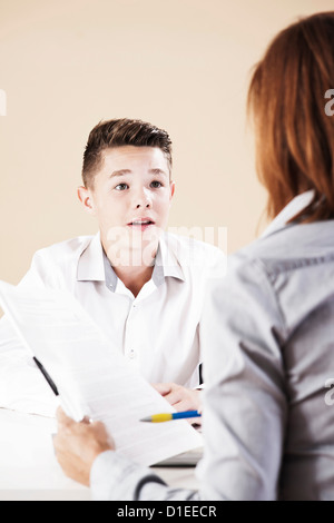 Ragazzo adolescente avente un colloquio di lavoro Foto Stock