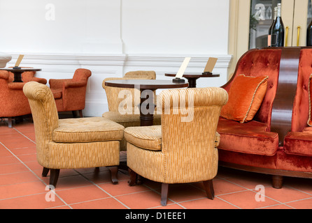 Vintage café con facile poltrone, divani e tavolo in legno Foto Stock