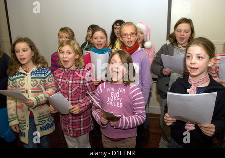 I ragazzi cantano le canzoni natalizie presso una scuola natale fayre, Liphook, Hampshire, Regno Unito. Foto Stock