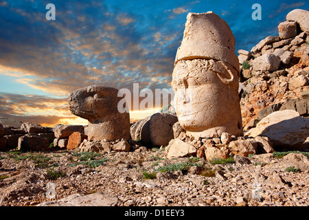 Foto & foto delle statue di intorno alla tomba del re Commagene Antochus 1 sulla sommità del monte Nemrut, Turchia. Foto Stock