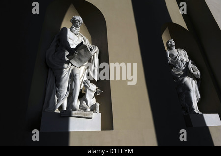 San Giovanni Evangelista e San Luca Evangelista con la tetramorph. Sculture. Da Tommaso Righi. Cattedrale di Vilnius. Foto Stock