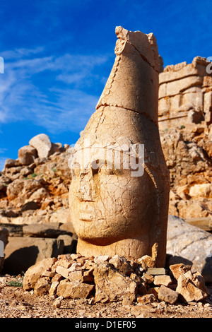 Foto & foto delle statue di intorno alla tomba del re Commagene Antochus 1 sulla sommità del monte Nemrut, Turchia. Foto Stock