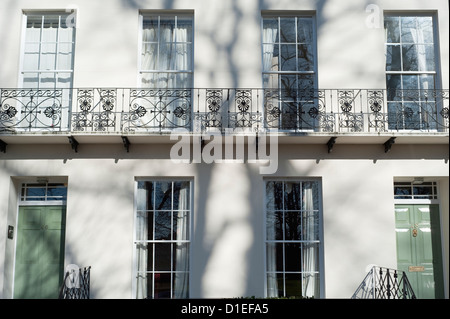 Architettura regency nel centro di Cheltenham, Gloucestershire, Inghilterra, Regno Unito. Foto Stock