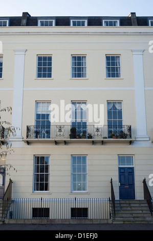 Architettura regency nel centro di Cheltenham, Gloucestershire, Inghilterra, Regno Unito. Foto Stock