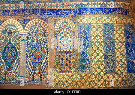 In piastrelle decorative pannelli dell'Harem del Palazzo Topkapi, Istanbul, Turchia Foto Stock