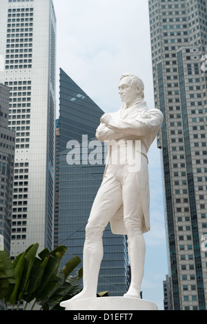 Sir Raffles statua con moderni grattacieli sullo sfondo, Singapore Foto Stock