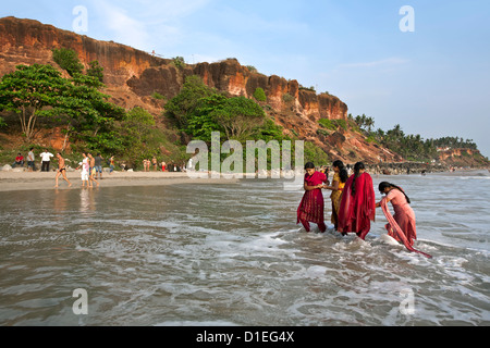 Giovani donne indiane la balneazione in mare. Varkala Beach. Il Kerala. India Foto Stock