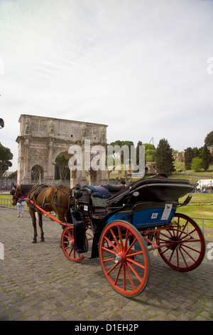 Cavallo e carrello di fronte all'Arco di Costantino, situato accanto al Colosseo, Roma, Italia. Foto Stock