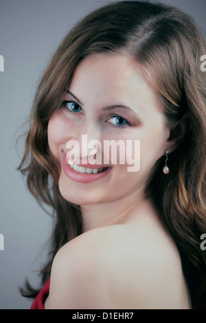 Ritratto in studio di un bel 20 anno vecchia donna. Foto Stock