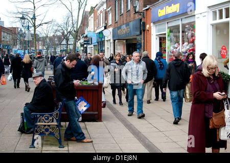 Christmas Shopper in High Street, Solihull, West Midlands, England, Regno Unito Foto Stock