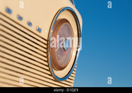 Stile retrò radio portatile sul cielo blu sullo sfondo Foto Stock