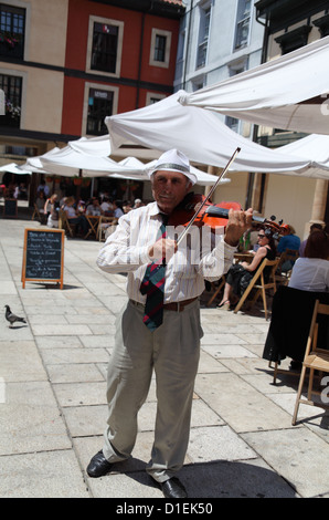 Anziano busker italiano che suona violino in Piazza El Fontan, Oviedo, Asturie, Spagna settentrionale Foto Stock