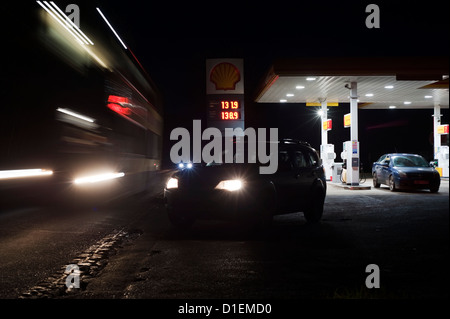 Stazione di benzina in inverno nel Gloucestershire, England, Regno Unito Foto Stock