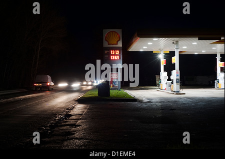 Stazione di benzina in inverno nel Gloucestershire, England, Regno Unito Foto Stock