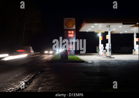 Stazione di benzina in inverno nel Gloucestershire, England, Regno Unito Foto Stock