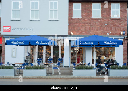 Carluccio's restaurant lungo dalla Royal Shakespeare Company teatro in stratford upon avon, Warwickshire, Inghilterra, Regno Unito. Foto Stock