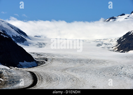 Nebbia di ghiaccio e nebbia alta in salita sul ghiacciaio del salmone Foto Stock