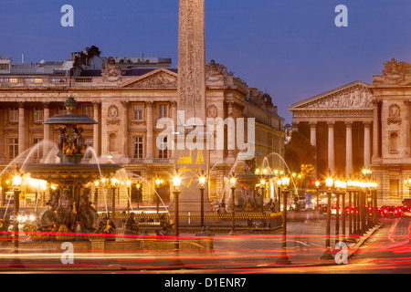 Luce di auto-sentieri intorno a Place de la Concorde al crepuscolo, Parigi Francia Foto Stock