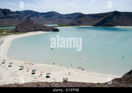 Balandra spiaggia sul mare di Cortez a nord di La Paz Baja California Sur Messico con le sue acque limpide e la famosa roccia del fungo Foto Stock