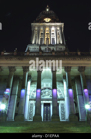 Tempo di notte vista di Leeds town hall ingresso anteriore Foto Stock
