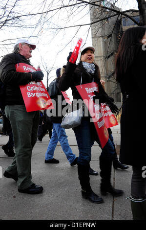 Gli insegnanti elementari a Toronto, sbucciare e Durham Region condotta una giornata di azione di lavoro, scuole di chiusura nei tre consigli scolastici nella loro protesta contro il governo di Ontario è Bill115, la quale essi dichiarano che limita la loro capacità di colpire. Foto Stock