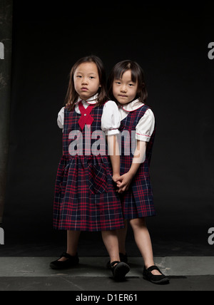 Giovani asiatici gemelli ballare ed eseguendo la ginnastica. Foto Stock