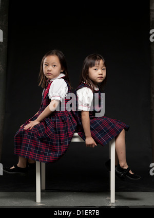 Giovani asiatici gemelli ballare ed eseguendo la ginnastica. Foto Stock