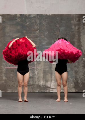 Giovani asiatici gemelli ballare ed eseguendo la ginnastica. Foto Stock