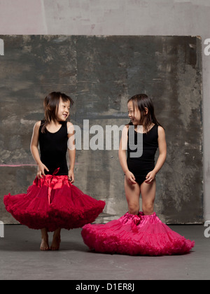 Giovani asiatici gemelli ballare ed eseguendo la ginnastica. Foto Stock