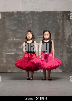 Giovani asiatici gemelli ballare ed eseguendo la ginnastica. Foto Stock