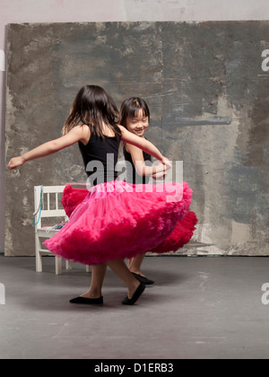 Giovani asiatici gemelli ballare ed eseguendo la ginnastica. Foto Stock